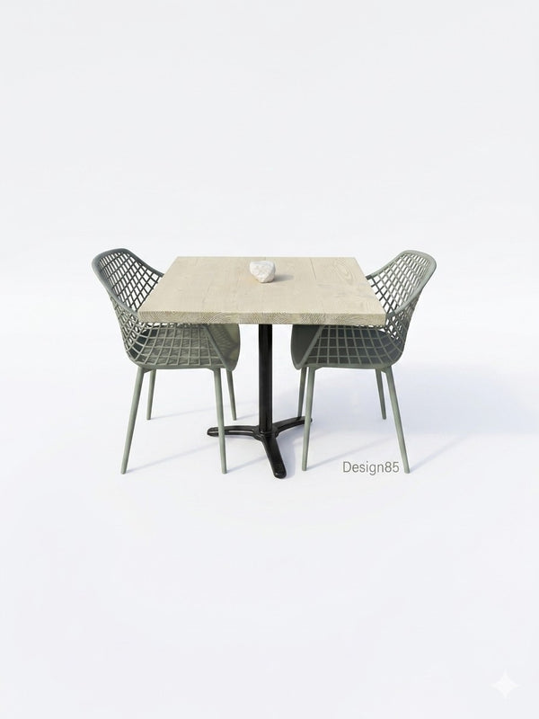 Bartafel met zwart metalen onderstel en rijk lichter douglas blad, gecombineerd met groene kuipstoelen.
