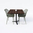 Bartafel met zwart metalen onderstel en donkerbruin douglas blad, gecombineerd met groene kuipstoelen