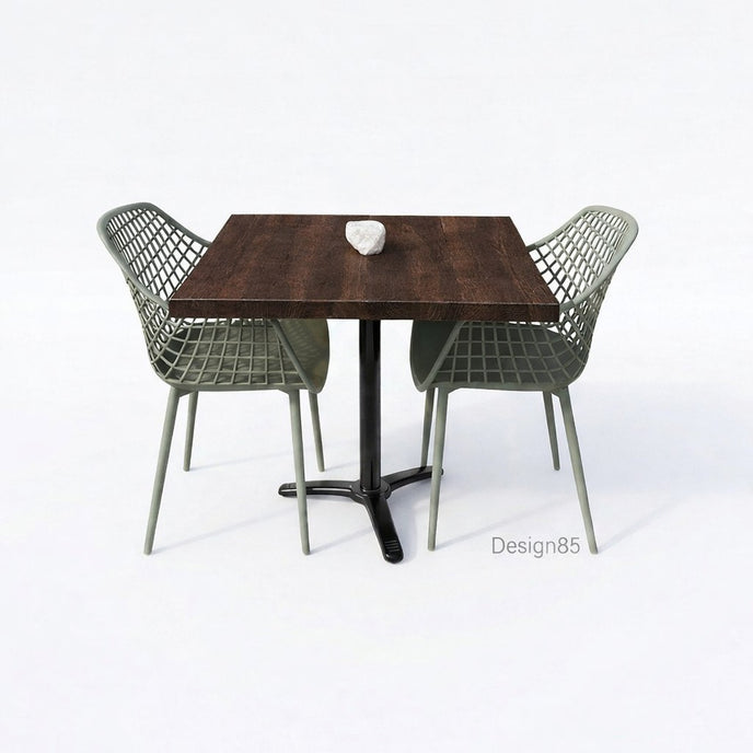 Bartafel met zwart metalen onderstel en donkerbruin douglas blad, gecombineerd met groene kuipstoelen