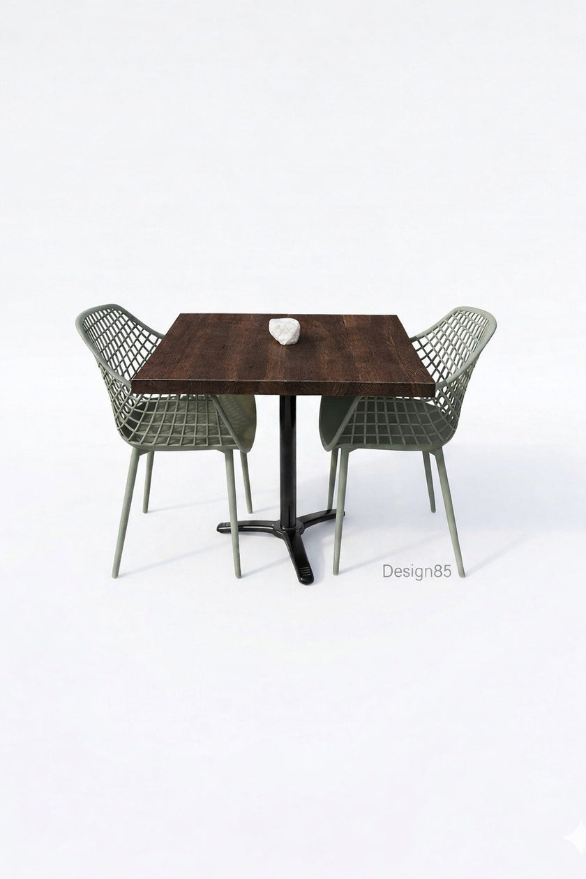 Bartafel met zwart metalen onderstel en donkerbruin douglas blad, gecombineerd met groene kuipstoelen