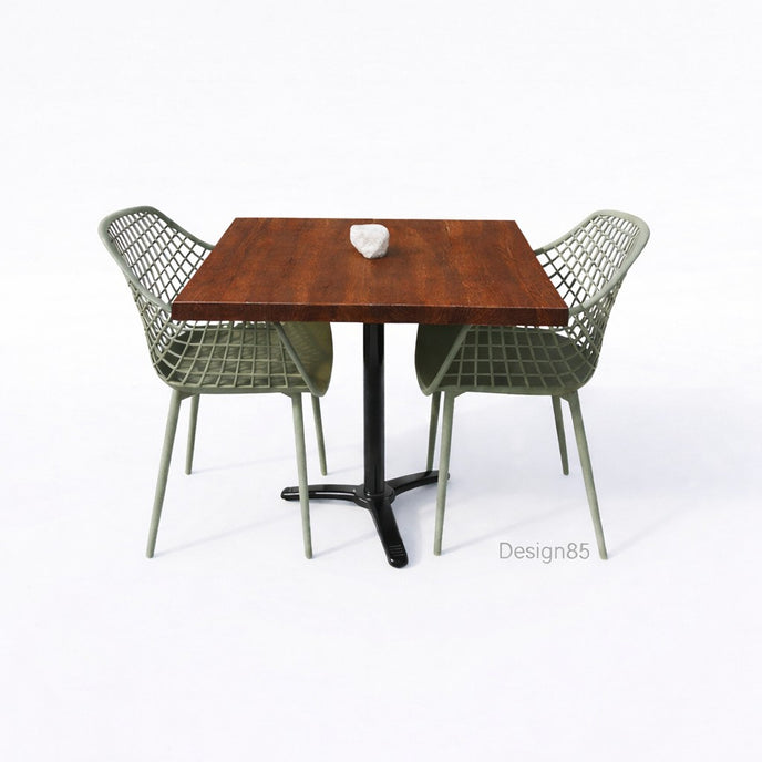 Bartafel met zwart metalen onderstel en warm bruin douglas blad, gecombineerd met groene kuipstoelen.