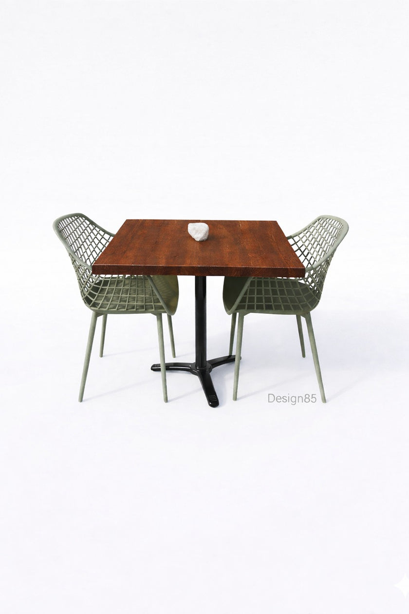 Bartafel met zwart metalen onderstel en warm bruin douglas blad, gecombineerd met groene kuipstoelen.