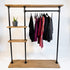 Houten kledingrek Chic met open opbergplanken en zwarte metalen buizen voor slaapkamer of hal
