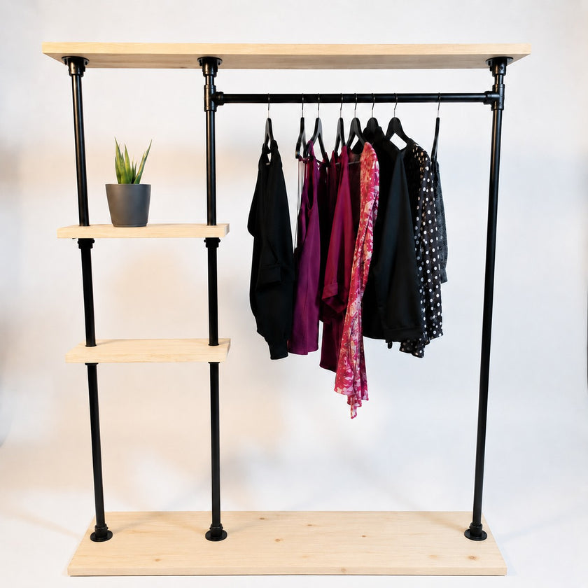 Industrieel houten kledingrek Chic met zwarte steigerbuizen en legplanken van onbehandeld vurenhout