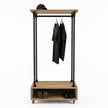 Houten kledingrek Comfort met open opbergvak, zwart steigerbuis frame en lichte houten planken voor slaapkamer of winkel