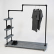 Robuust houten kledingrek met metalen frame en legplanken voor kleding en schoenen op witte achtergrond