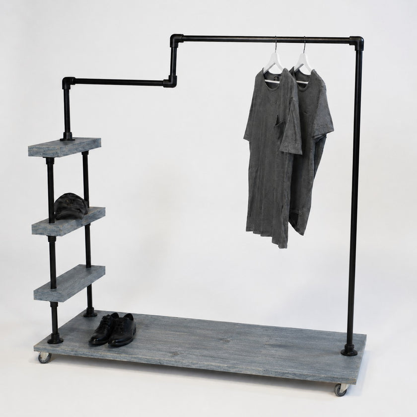 Robuust houten kledingrek met metalen frame en legplanken voor kleding en schoenen op witte achtergrond