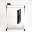 Houten kledingrek Energiek met witte wax afwerking op vurenhout en industrieel buizenframe