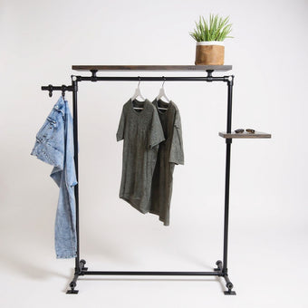 Houten kledingrek Levend van vurenhout met legplank in zwarte wax en zwart stalen frame