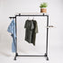 Houten kledingrek Levend van vurenhout met legplank in witte wax en robuust metalen frame