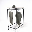 Strak houten kledingrek met licht hout blad en robuust metalen onderstel