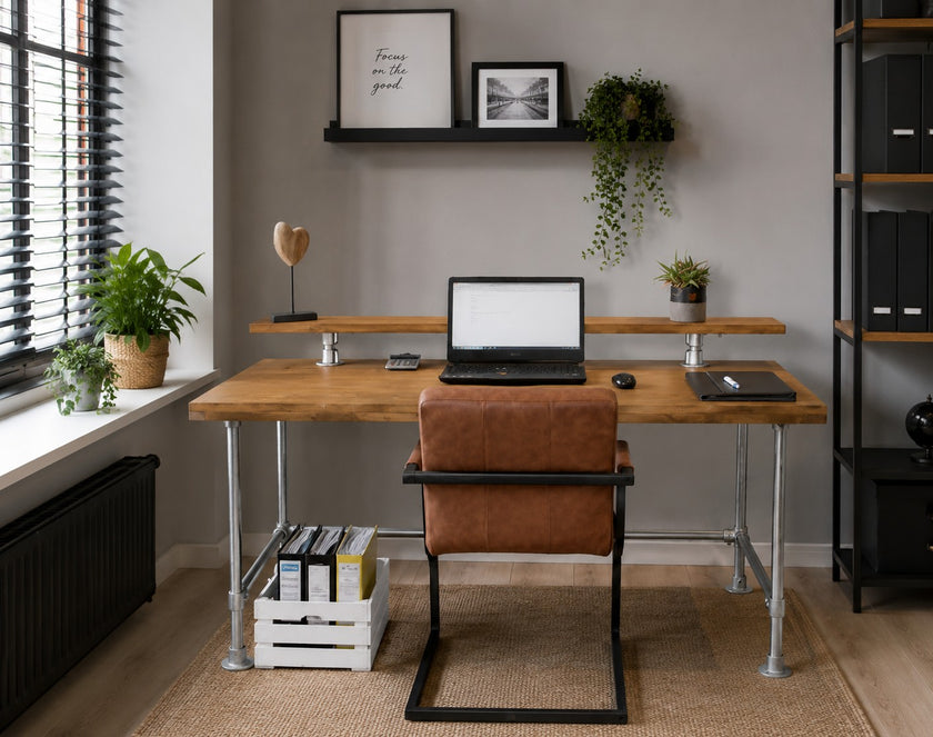 industrieel bureau droom in een werkkamer met een blad van vurenhout in de kleur bruin