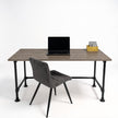Industrieel bureau kantoor met bureaublad in bruin eiken houtlook en zwart stalen buizenframe.