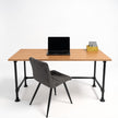 Industrieel bureau kantoor met bureaublad in Havana houtlook en zwart stalen buizenframe.