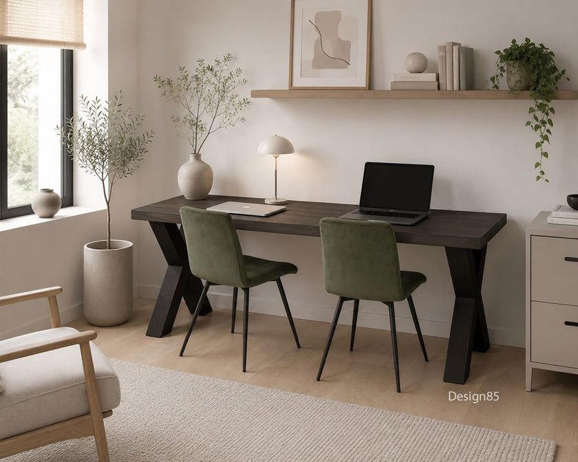 industrieel bureau robuust in een rustige en warme werkkamer.