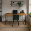 industrieel bureau vierkant in een moderne werkkamer. Vurenhouten blad in de kleur bruin en een onderstel van vierkante kokers