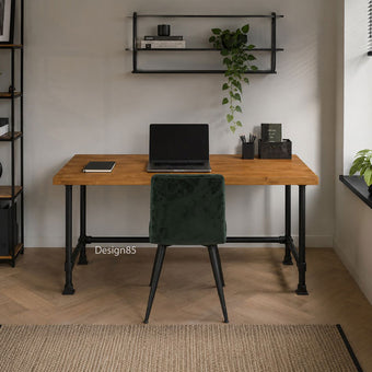 industrieel bureau vierkant in een moderne werkkamer. Vurenhouten blad in de kleur bruin en een onderstel van vierkante kokers