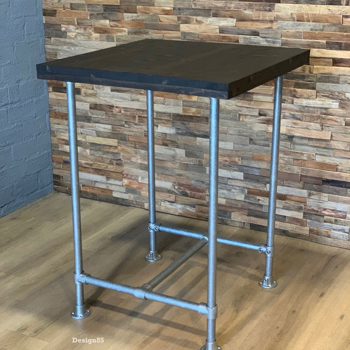 Bartafel industrieel design met metalen frame en twee leren barkrukken in interieur setting
