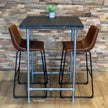 Industriële bartafel van hout en steigerbuizen met twee barkrukken in moderne eetruimte