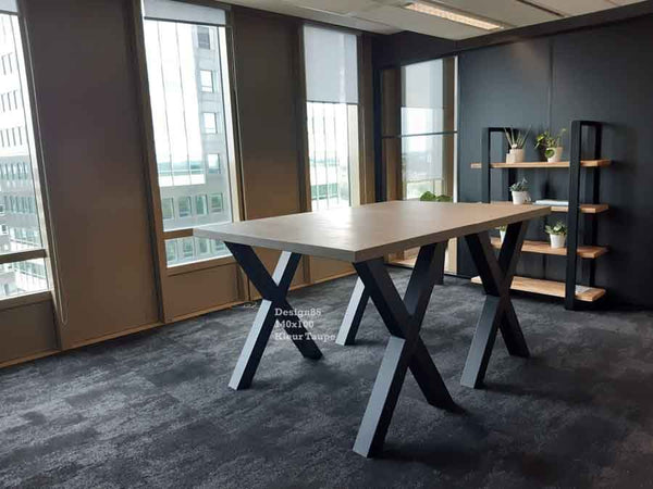 Industriële bartafel Fel met stalen X poten en een vurenhouten tafelblad, geleverd aan het hoofdkantoor van Engie Nederland.