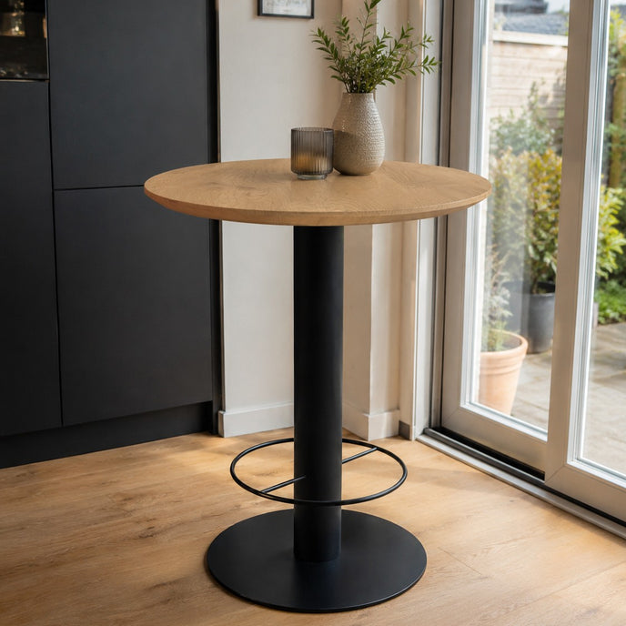 industriele bartafel loftmet een zwart stalen en rond frame. Met een eiken blad.