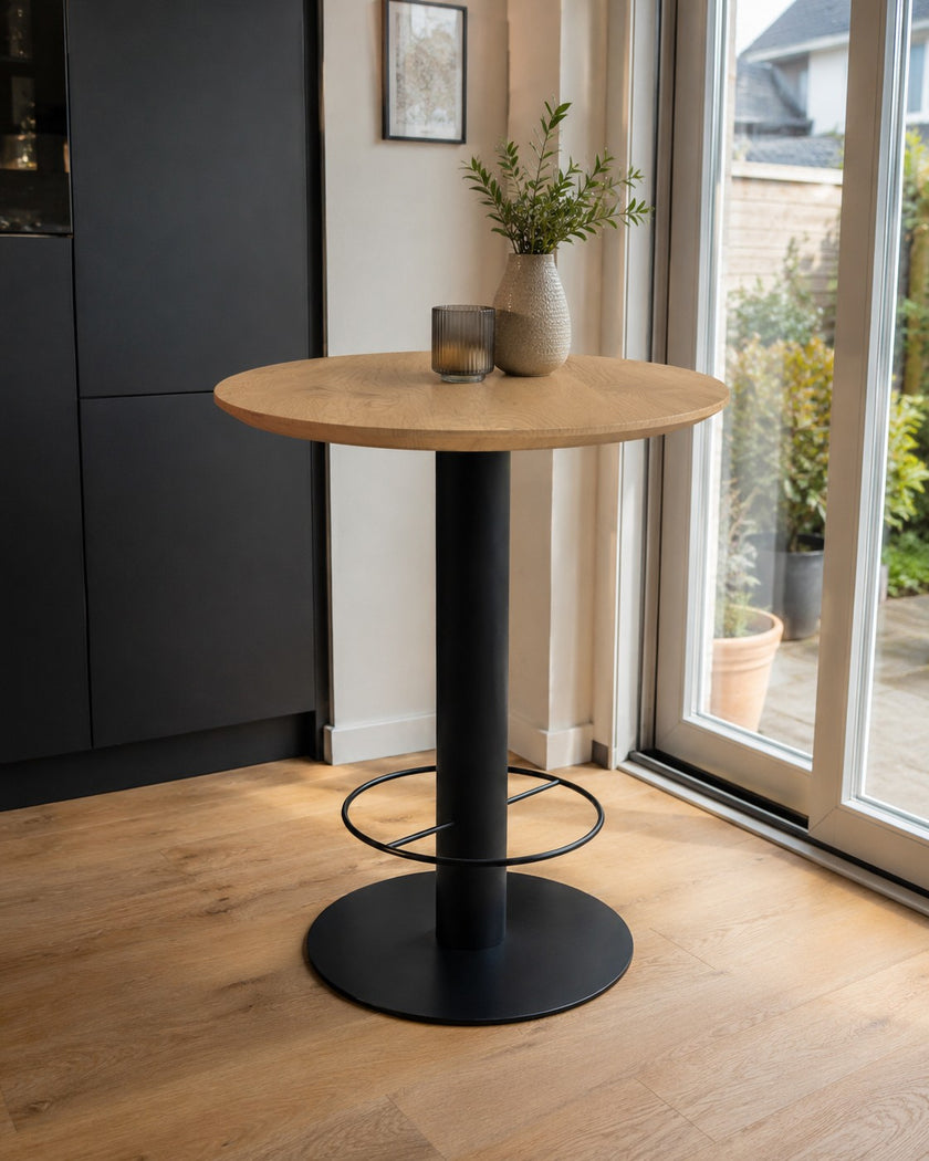 industriele bartafel loftmet een zwart stalen en rond frame. Met een eiken blad.