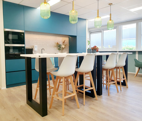 Industriele bartafel Sterk die in de kantine van het bedrijf Proforto staat waar personeel kan lunchen.