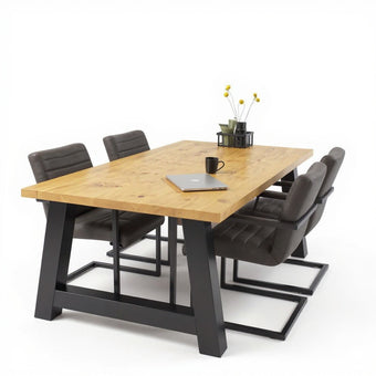 Eiken eettafel Bos in naturel afwerking met stoer industrieel stalen onderstel