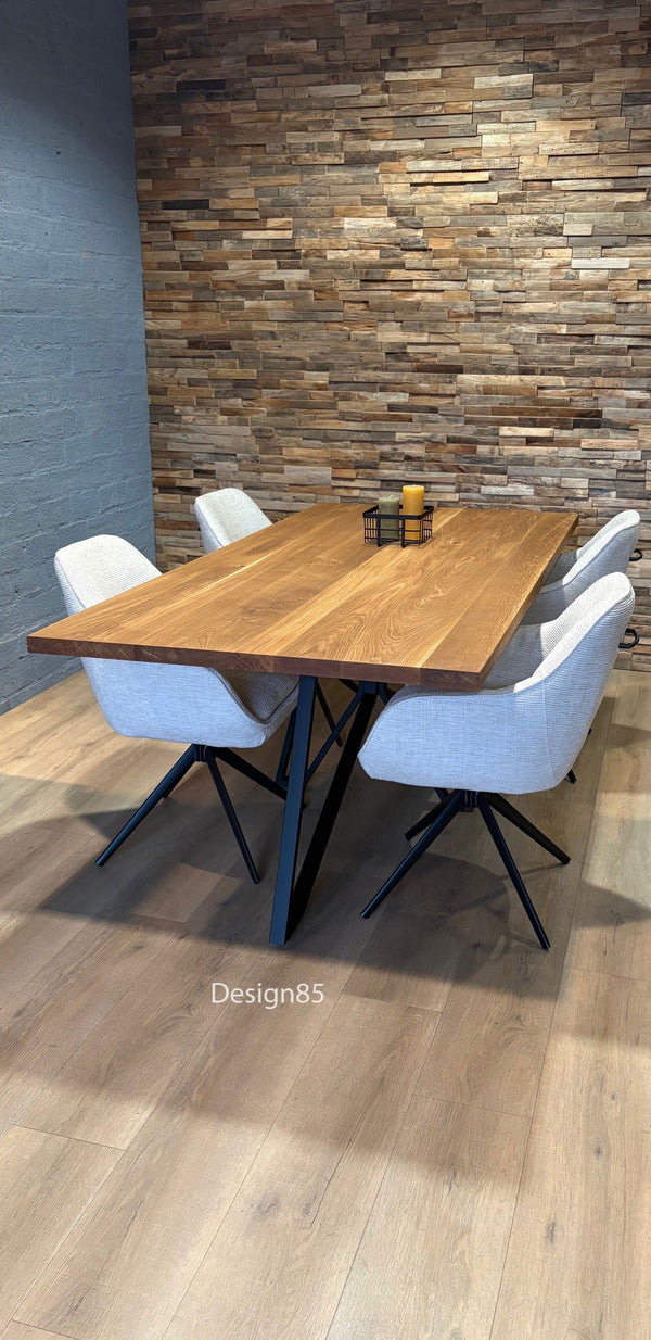 Industriële eettafel met eikenhouten blad en zwart metalen onderstel