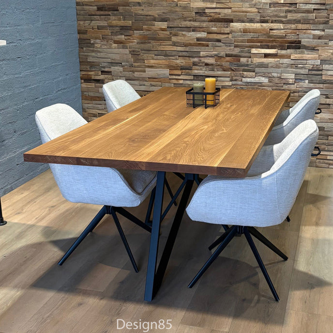 Industriële eettafel met naturel eiken blad en moderne eetkamerstoelen