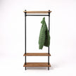 Compacte kapstok industrieel design met eiken legplanken en kledingstang