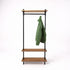 Compacte kapstok industrieel design met eiken legplanken en kledingstang