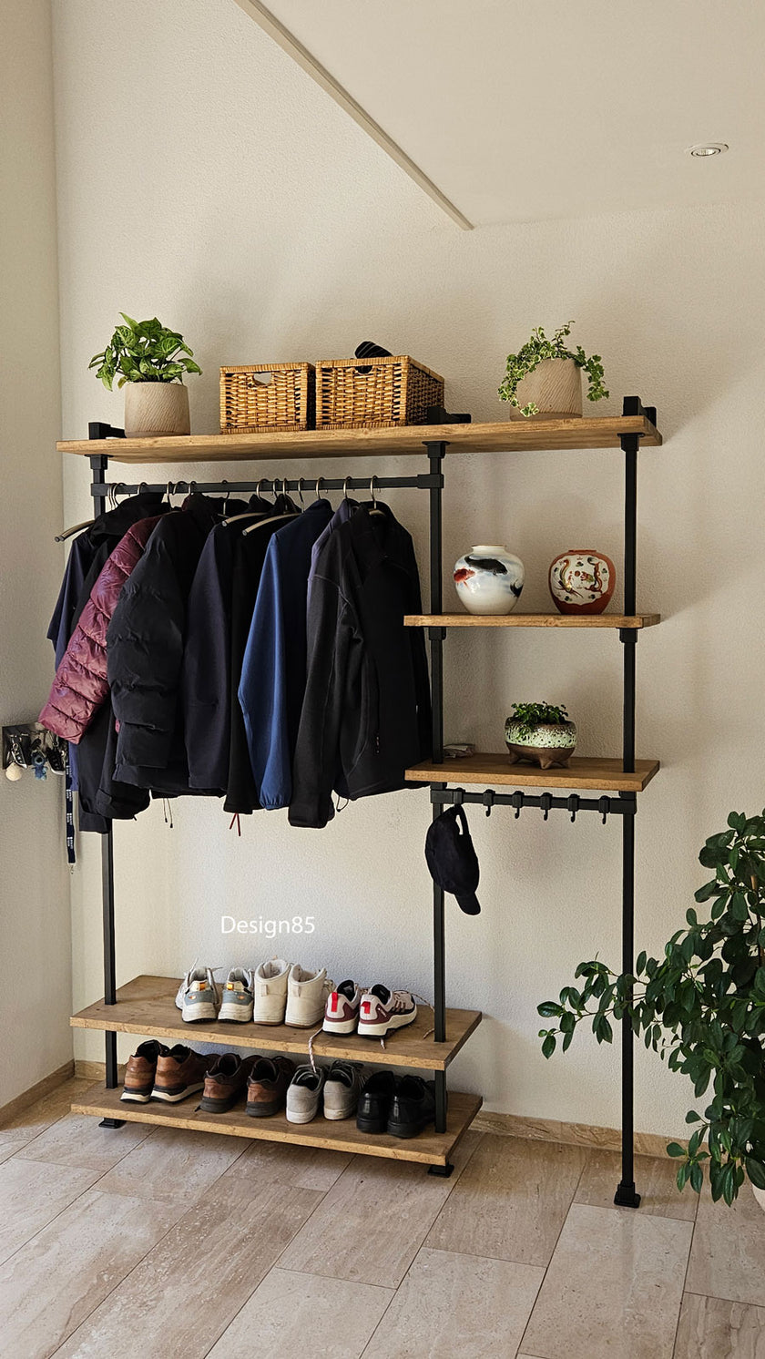 Industriële kapstok Glans met zwart metalen frame, houten planken en ruime opbergruimte voor jassen en schoenen.