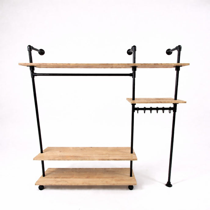 Industriële garderobekast met eiken legplanken en zwart metalen constructie