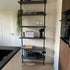 Industriële kast Madrid van Design85 met zwarte houten planken en metalen frame in sfeervolle keuken