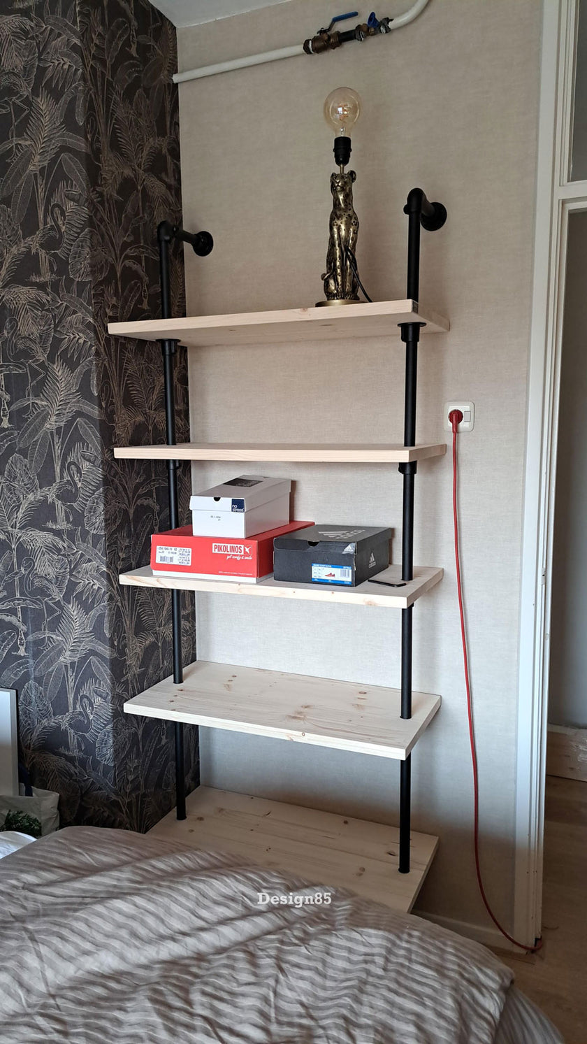 Grote industriële opbergkast met open vakken, lichte planken en decoratieve accessoires