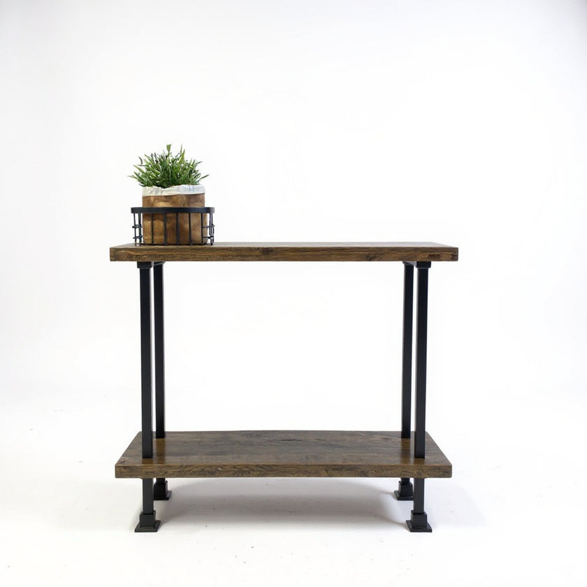 Moderne industriële kast Milaan met twee eikenhouten planken en strak zwart stalen onderstel.