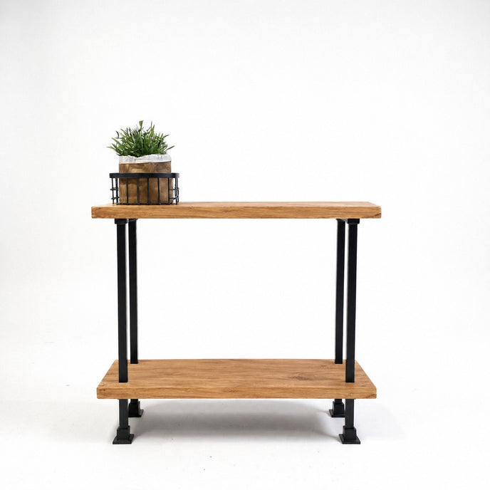 Industriële sidetable Milaan met natuurlijke eikenhouten planken en zwart metalen poten.
