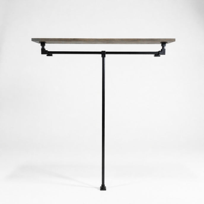 Industriële open kledingkast van zwart staal met legplank in taupe wax op een witte achtergrond.