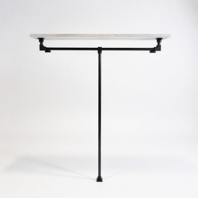 Industriële open kledingkast van zwart staal met legplank in witte wax op een witte achtergrond.