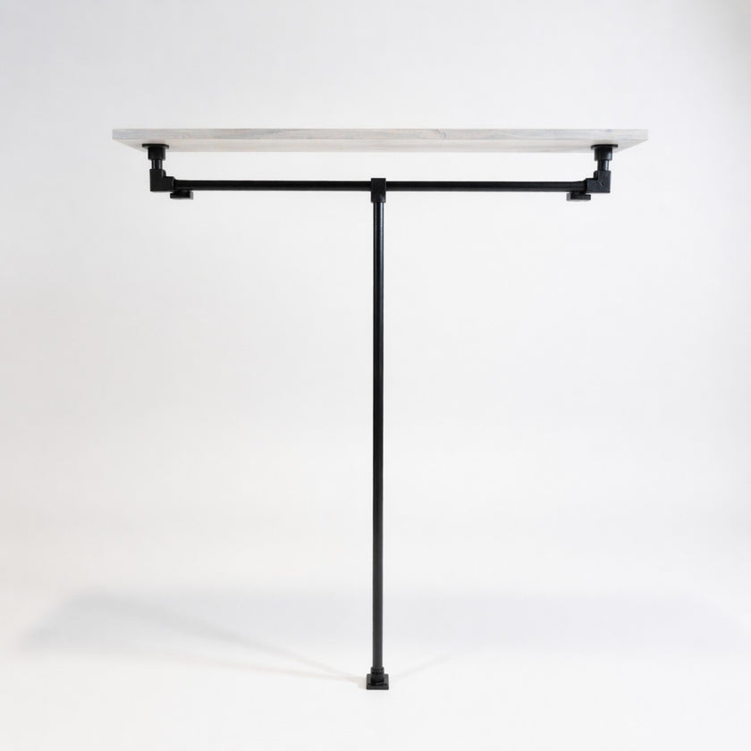 Industriële open kledingkast van zwart staal met legplank in witte wax op een witte achtergrond.