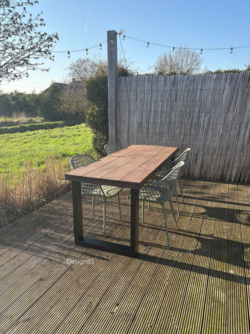 Moderne tuintafel douglas hout met stalen onderstel op terras in de tuin