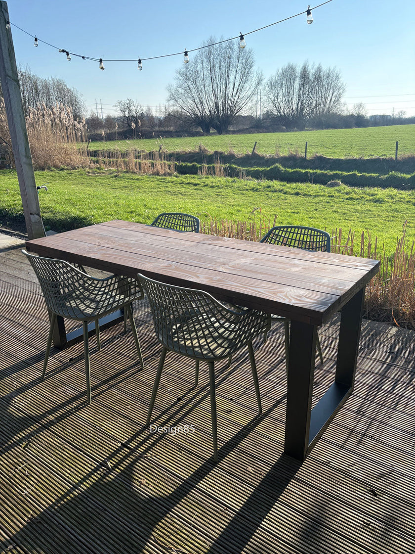 Grote tuintafel van douglas hout met industrieel stalen frame en tuinstoelen