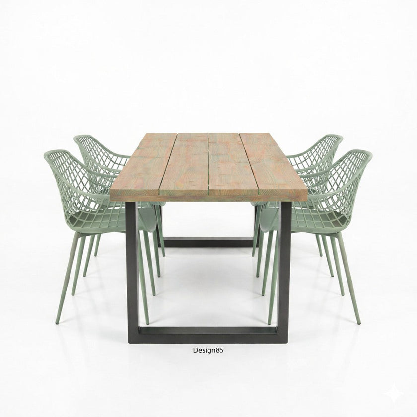 Moderne tuintafel van douglas hout met industrieel stalen frame en groene tuinstoelen