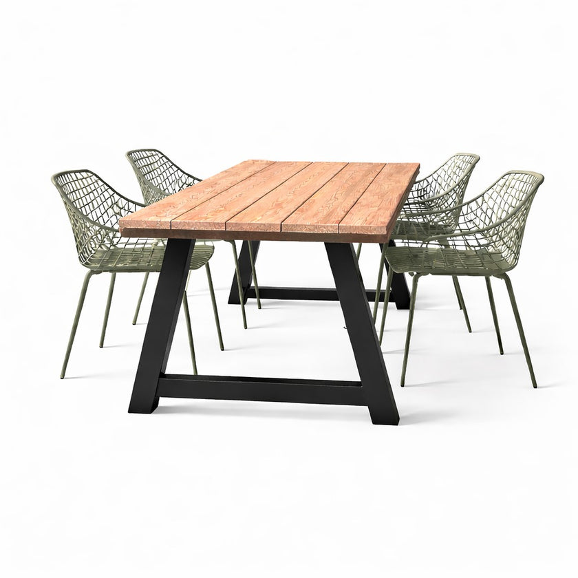 Industriële tuintafel met zwart stalen A-poot en onbehandeld Douglas houten blad op witte achtergrond