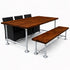 Industriële tuintafel met bijpassende bank van steigerbuizen en hout in warm brown, gecombineerd met zwarte stoelen op een witte achtergrond.