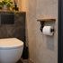 industriele wc rolhouder deluxe in een moderne wc.