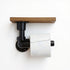 Industriële WC rolhouder Deluxe met bruin gebeitst vurenhouten plankje en zwarte stalen toiletrolhouder – Design85.