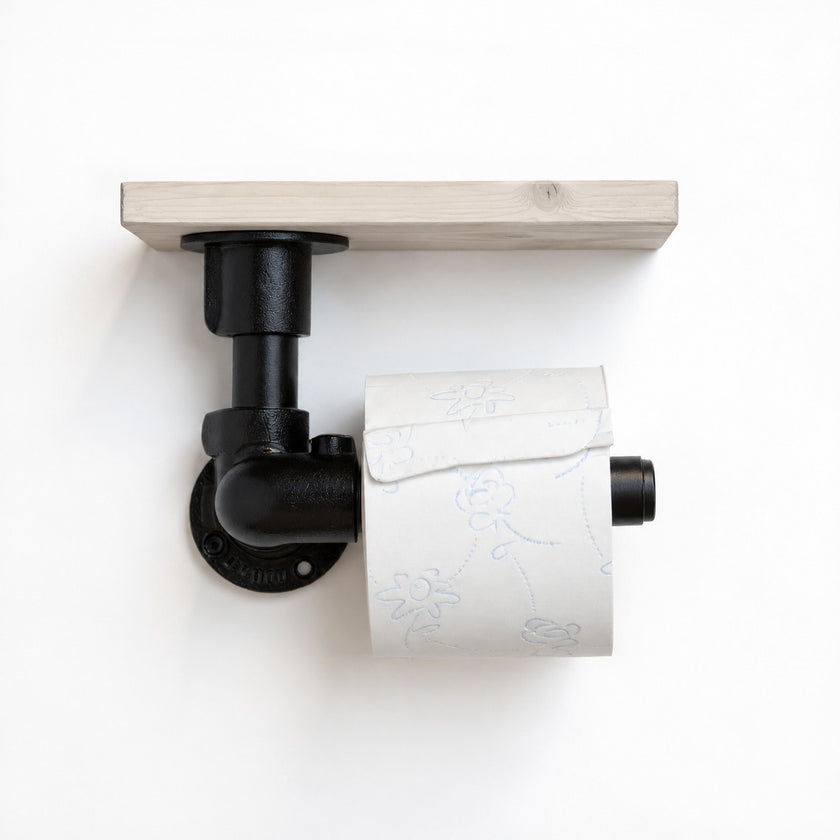 Industriële WC rolhouder Deluxe met wit gebeitst houten plankje en zwarte stalen buizen voor een stoere badkamer – Design85.