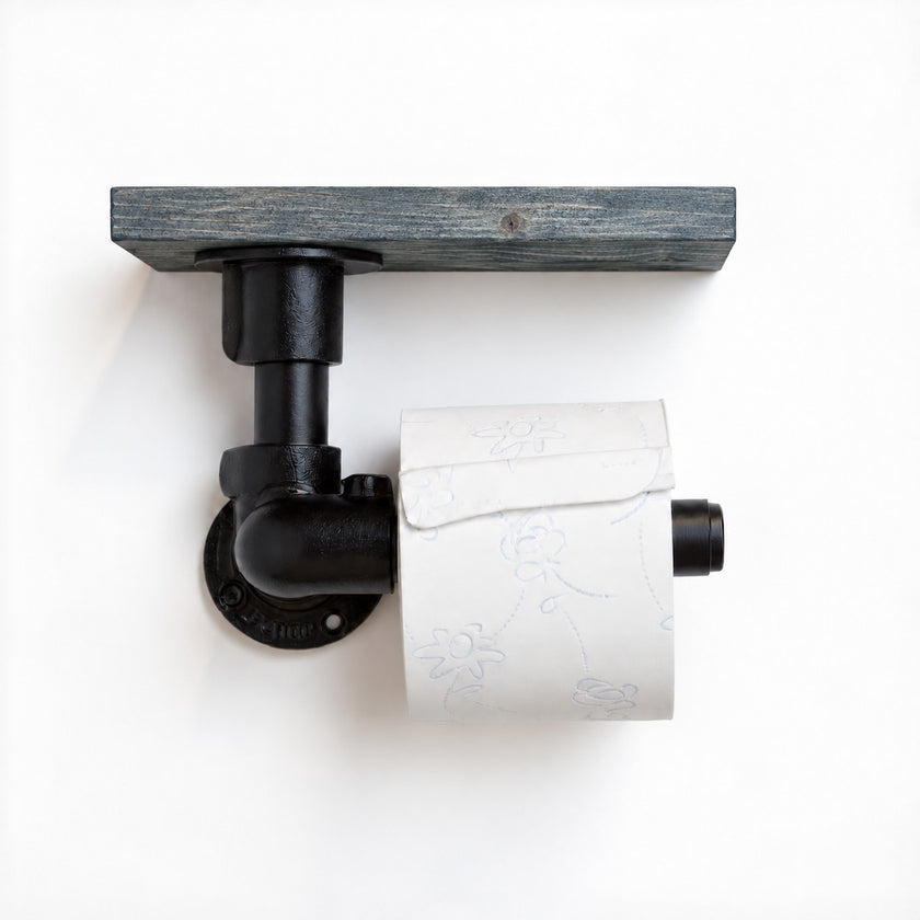 Industriële WC rolhouder Deluxe met zwart gebeitst vurenhouten plankje en zwarte steigerbuizen – Design85.